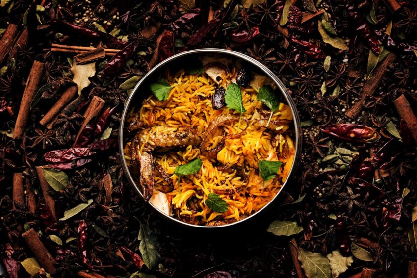 Indisk Biryani: A Deep Dive into India’s Aromatic Rice Dish