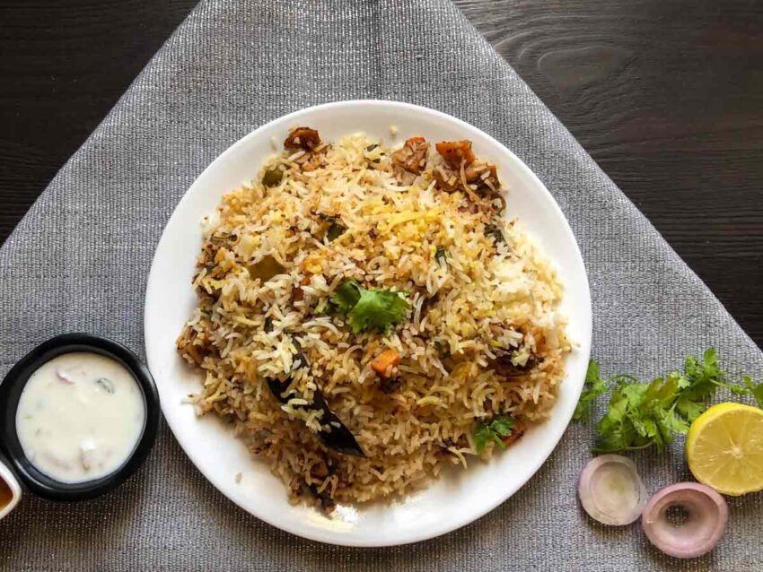 Biryani Gully Delhi: A Culinary Journey & Expert Guide [2024]